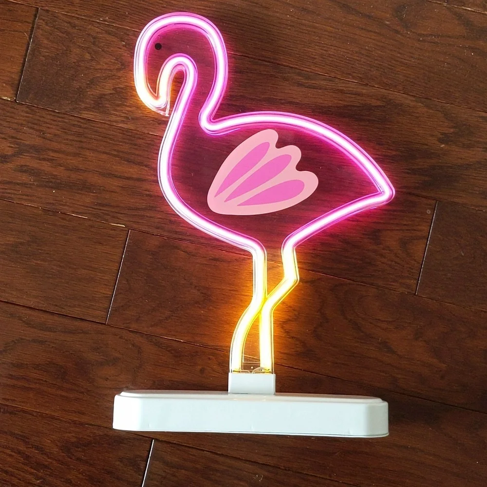 Flamingo/palm tree decor - Picture 4 of 8